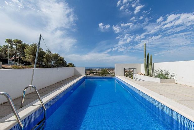 Foto 1 de Casa en venta en calle Antoni Gaudi de 3 habitaciones con terraza y piscina