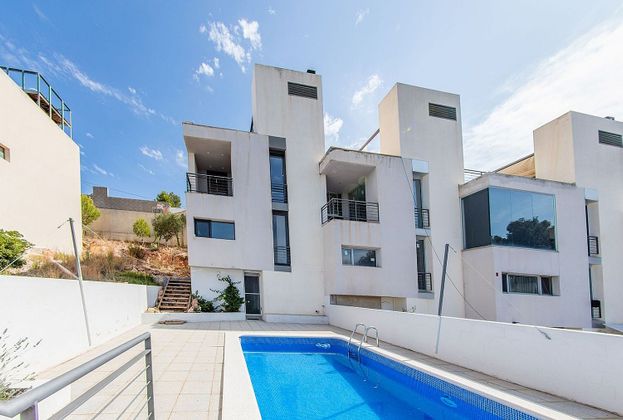 Foto 2 de Casa en venta en calle Antoni Gaudi de 3 habitaciones con terraza y piscina