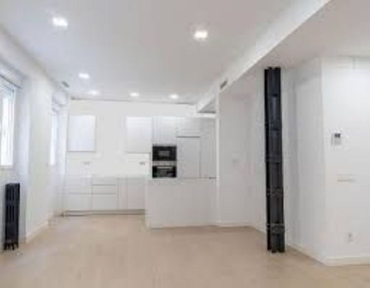 Foto 1 de Venta de piso en calle Encarnación Oviol de 4 habitaciones con calefacción