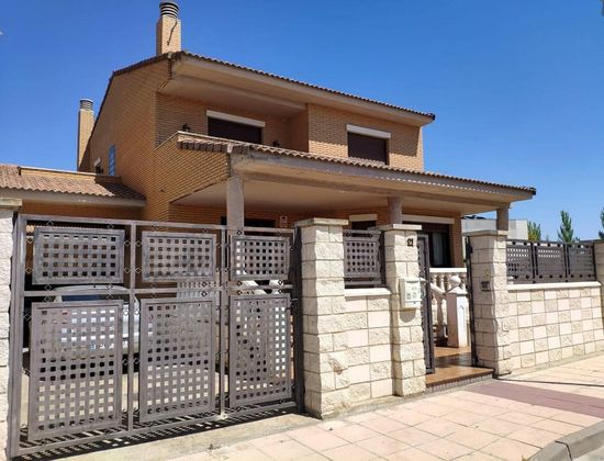 Foto 1 de Xalet en venda a Figueruelas de 5 habitacions amb terrassa i garatge