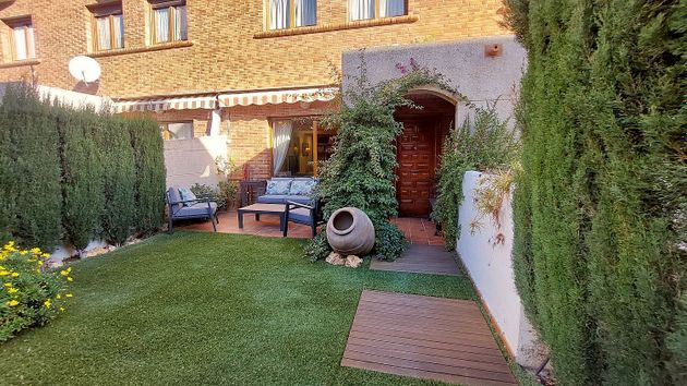 Foto 1 de Casa adosada en venta en Miralbueno de 4 habitaciones con terraza y piscina
