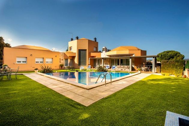 Foto 2 de Chalet en venta en urbanización Mas Pau de 4 habitaciones con terraza y piscina