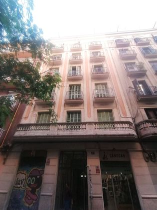 Foto 1 de Venta de piso en El Poble Sec - Parc de Montjuïc de 4 habitaciones con balcón y ascensor
