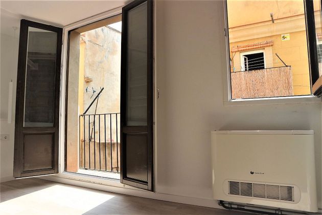 Foto 2 de Venta de piso en El Raval de 1 habitación con balcón y aire acondicionado