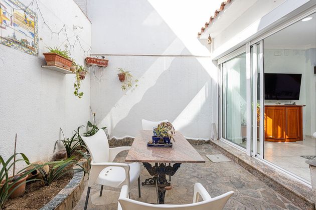 Foto 1 de Casa adosada en venta en Centre - Badalona de 5 habitaciones con terraza y jardín