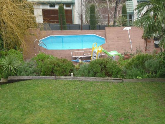Foto 2 de Casa adossada en lloguer a Ciutat Diagonal - La Miranda - La Mallola de 6 habitacions amb terrassa i piscina