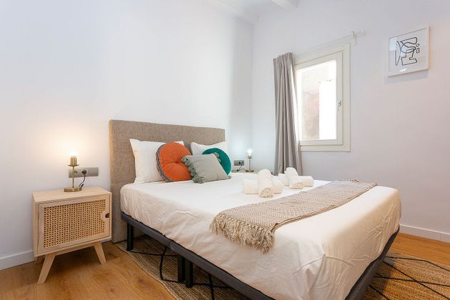 Foto 2 de Pis en lloguer a calle De Ferran de 2 habitacions amb mobles i balcó