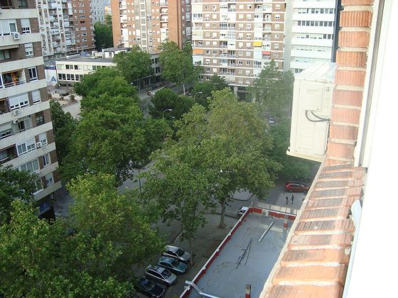 Foto 1 de Alquiler de piso en avenida Del General Perón de 2 habitaciones con terraza y aire acondicionado