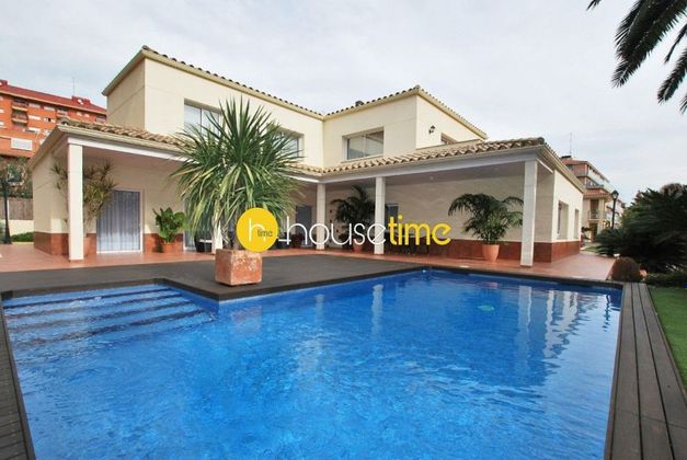 Foto 1 de Casa en venta en Vilassar de Mar de 5 habitaciones con terraza y piscina