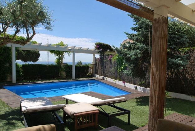 Foto 1 de Casa en lloguer a Premià de Dalt de 4 habitacions amb piscina i jardí