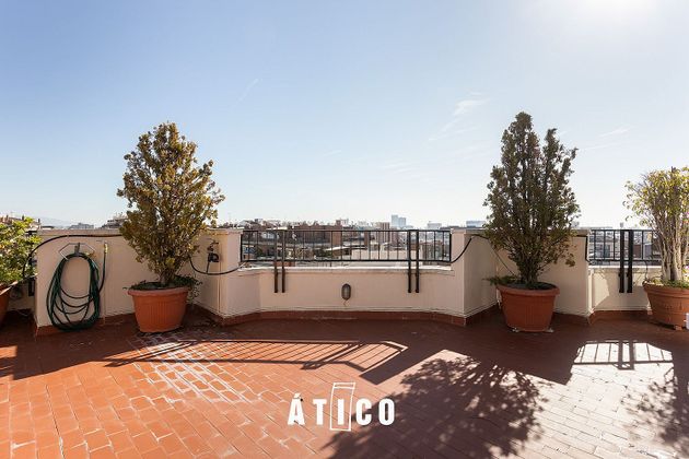 Foto 2 de Àtic en venda a La Sagrada Família de 4 habitacions amb terrassa i aire acondicionat