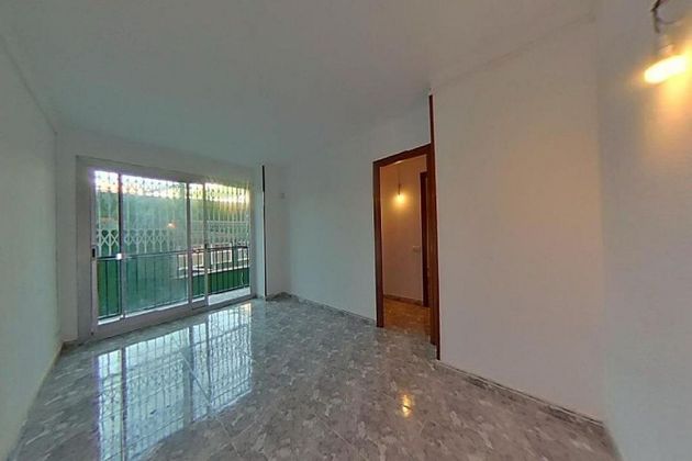 Foto 1 de Piso en venta en Artigas - Llefià de 3 habitaciones con balcón y ascensor