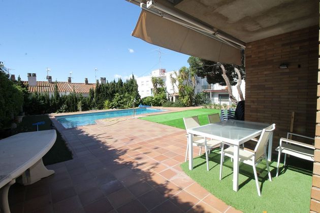 Foto 2 de Venta de chalet en Centre-El Pedró de 6 habitaciones con terraza y piscina