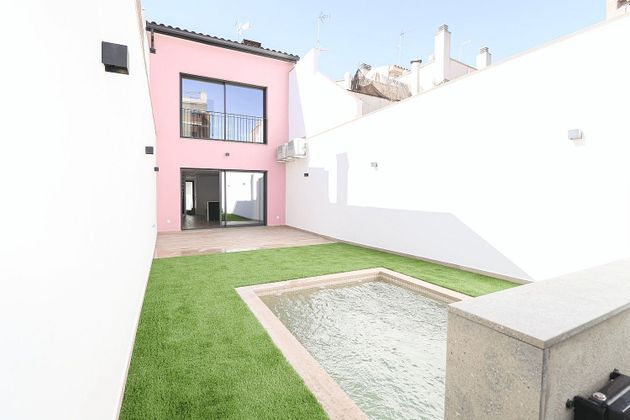 Foto 1 de Venta de casa adosada en calle Nou de 3 habitaciones con piscina y jardín
