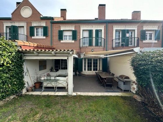 Foto 2 de Casa adosada en venta en El Encinar de los Reyes de 4 habitaciones con terraza y piscina