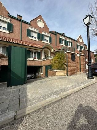 Foto 1 de Casa adossada en venda a El Encinar de los Reyes de 4 habitacions amb terrassa i piscina