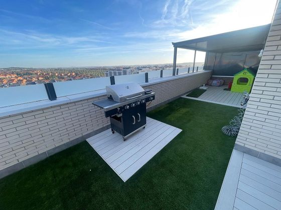 Foto 1 de Àtic en lloguer a Rivas Urbanizaciones de 4 habitacions amb terrassa i piscina