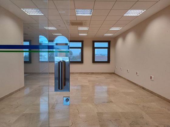 Foto 1 de Oficina en alquiler en La Roqueta de 400 m²