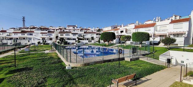 Foto 1 de Casa en lloguer a El Faro de Calaburra - Chaparral de 2 habitacions amb terrassa i piscina