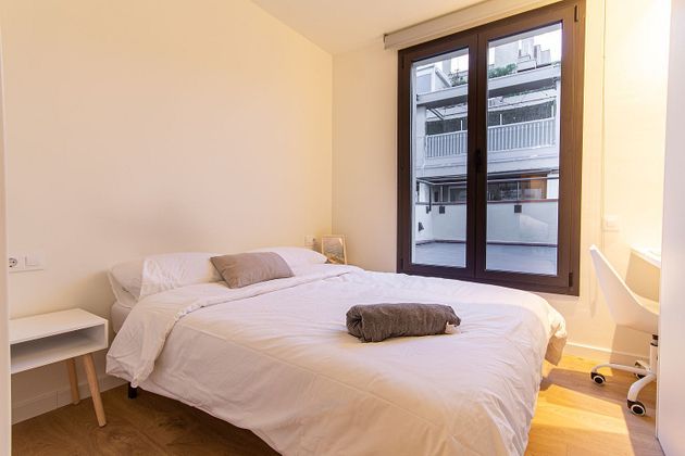 Foto 1 de Àtic en lloguer a calle De Santa Peronella Barcelona Spain de 1 habitació amb terrassa i mobles