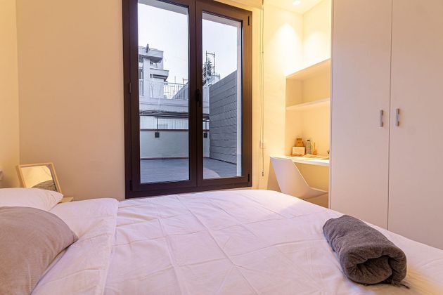 Foto 2 de Alquiler de ático en calle De Santa Peronella Barcelona Spain de 1 habitación con terraza y muebles