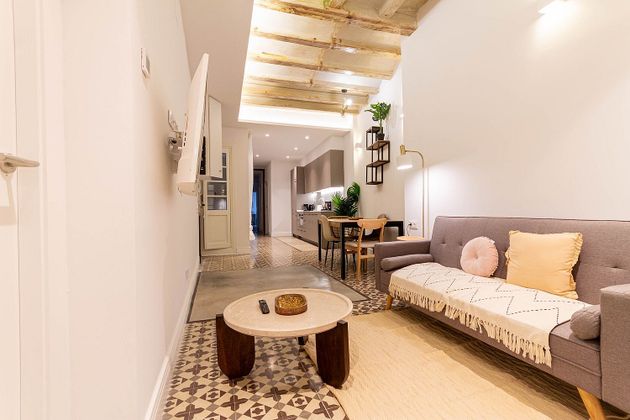 Foto 2 de Piso en alquiler en calle Del Rec Comtal Barcelona Spain de 4 habitaciones con muebles y balcón
