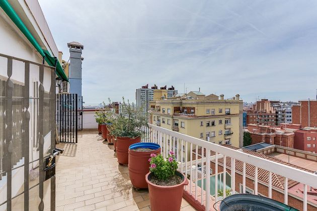 Foto 2 de Piso en venta en El Baix Guinardó de 4 habitaciones con terraza y calefacción