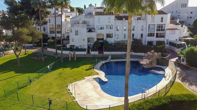 Foto 1 de Dúplex en venda a urbanización Parque Elviria de 3 habitacions amb terrassa i piscina