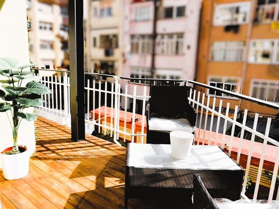Foto 1 de Pis en venda a El Poblenou de 4 habitacions amb terrassa i balcó