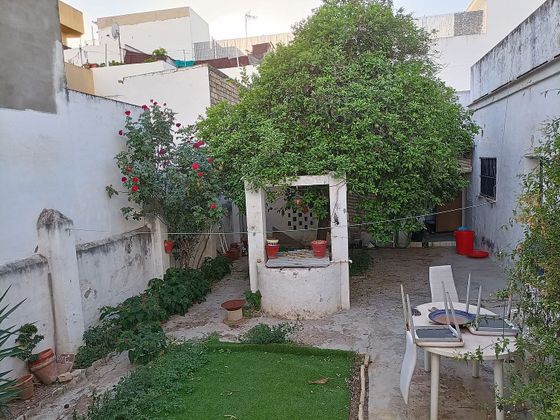 Foto 2 de Venta de casa adosada en Bellavista de 3 habitaciones con terraza y jardín