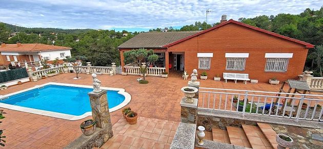 Foto 1 de Xalet en venda a Vallirana de 5 habitacions amb terrassa i piscina