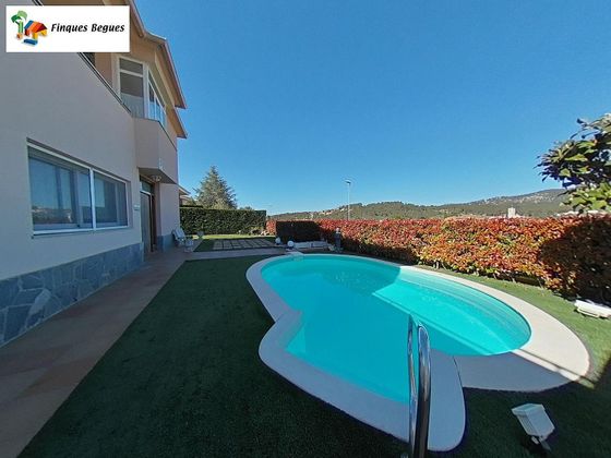 Foto 1 de Xalet en venda a calle Federica Montseny de 4 habitacions amb terrassa i piscina