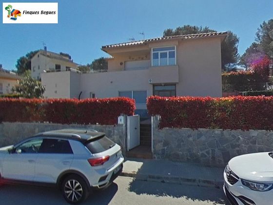 Foto 2 de Xalet en venda a calle Federica Montseny de 4 habitacions amb terrassa i piscina