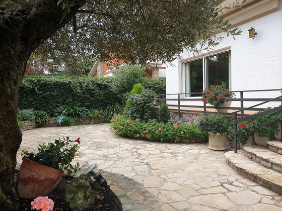 Foto 1 de Venta de chalet en Begues de 7 habitaciones con terraza y jardín