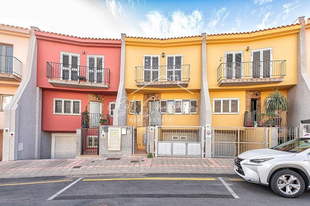Foto 1 de Casa en venta en Vecindario-Paredilla-Sardina de 5 habitaciones con terraza y garaje