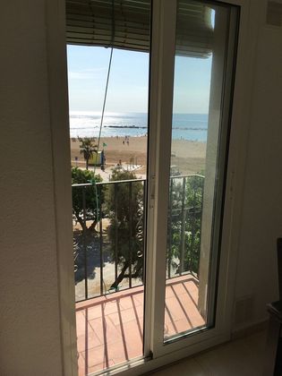 Foto 2 de Alquiler de estudio en calle Pontevedra con muebles y balcón