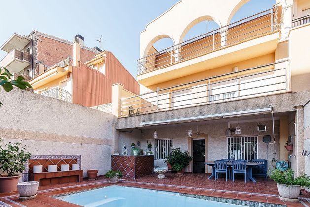 Foto 1 de Casa adosada en venta en El Poble Sec de 4 habitaciones con terraza y piscina