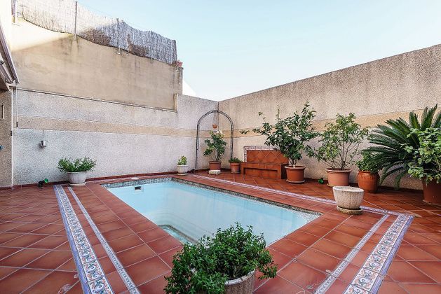 Foto 2 de Casa adosada en venta en El Poble Sec de 4 habitaciones con terraza y piscina