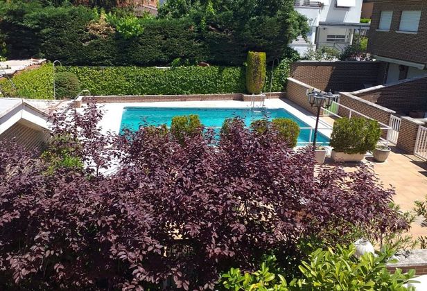 Foto 2 de Casa adossada en venda a calle José María Moreno de 5 habitacions amb terrassa i piscina