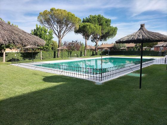 Foto 1 de Casa adossada en venda a ronda De San Martín de 4 habitacions amb piscina i jardí