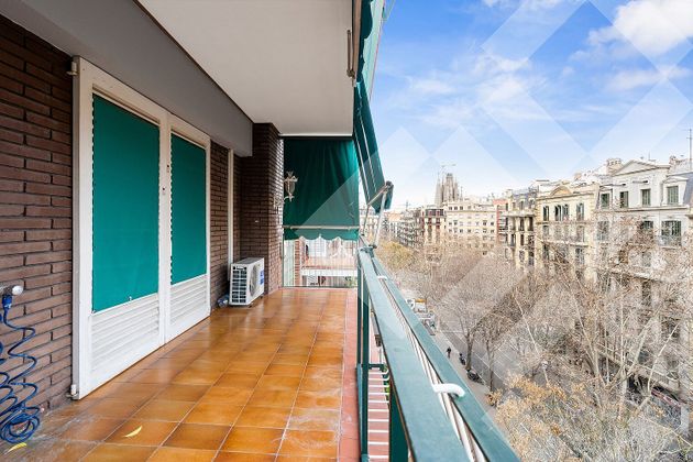 Foto 1 de Venta de piso en paseo De Sant Joan de 4 habitaciones con terraza y balcón