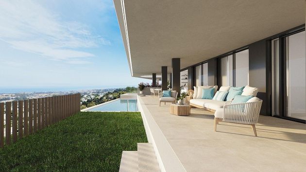 Foto 1 de Venta de piso en Benahavís de 4 habitaciones con terraza y piscina