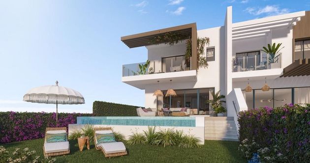 Foto 1 de Casa adossada en venda a El Faro de Calaburra - Chaparral de 3 habitacions amb terrassa i piscina