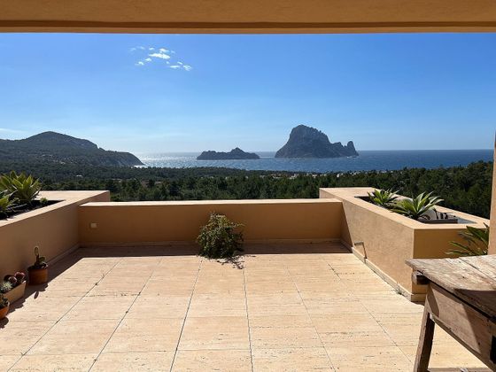 Foto 2 de Piso en alquiler en Cala Vedella - Cala Tarida - Cala Conta de 2 habitaciones con terraza y piscina
