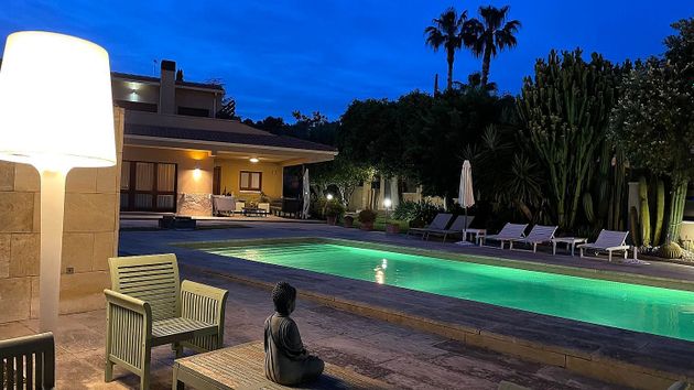 Foto 1 de Venta de chalet en calle Eclipsenirvana de 5 habitaciones con terraza y piscina