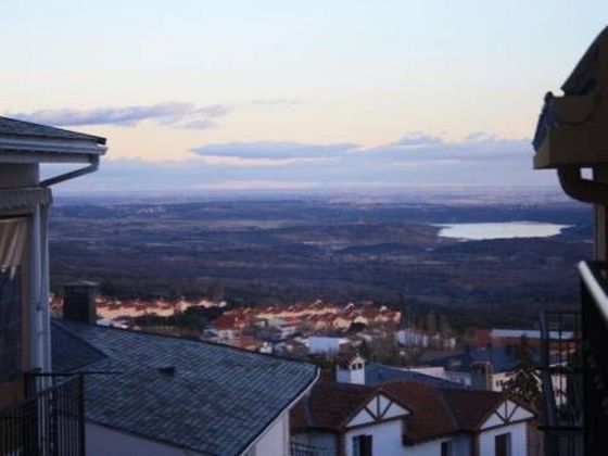 Foto 2 de Dúplex en venda a Miraflores de la Sierra de 2 habitacions amb mobles i balcó