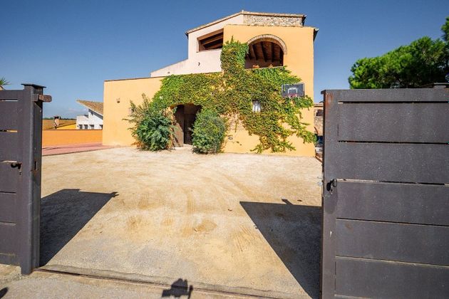 Foto 1 de Venta de chalet en Pedret i Marzà de 4 habitaciones con terraza y jardín
