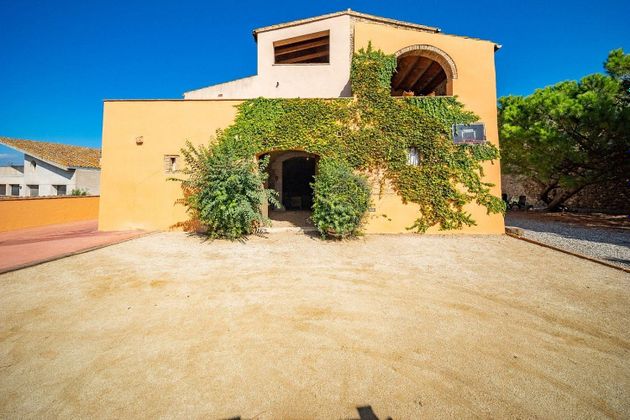 Foto 2 de Venta de chalet en Pedret i Marzà de 4 habitaciones con terraza y jardín