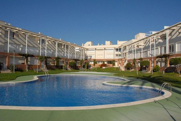 Foto 2 de Piso en venta en paseo Marítim de Masia Blanca de 3 habitaciones con terraza y piscina