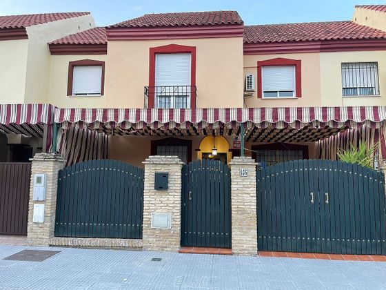 Foto 1 de Casa adossada en venda a avenida De la Virgen del Rocío de 4 habitacions amb garatge